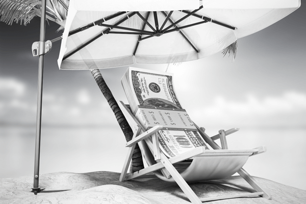 Previdência Fechada - Um montante de notas de dólar deitado em uma cadeira de praia sob um sombreiro. 